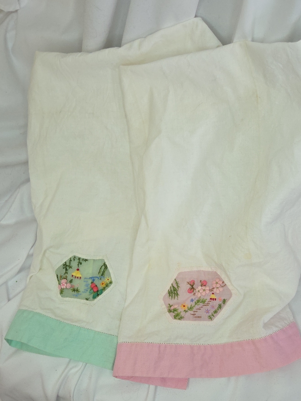 Vintage Embroidered Applique Tea Towels Tiny Floral Tableau Set Of 2